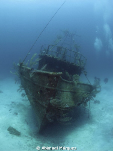 Divers exploring the wreck by Abimael Márquez 